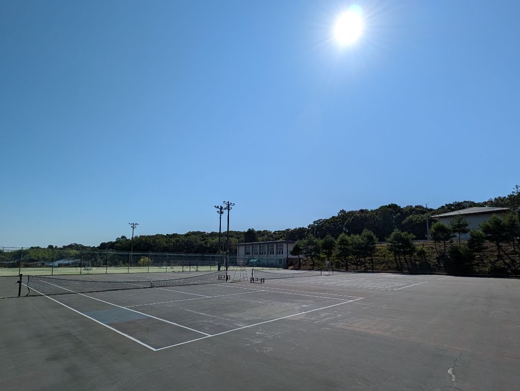テニスコートより施設全体