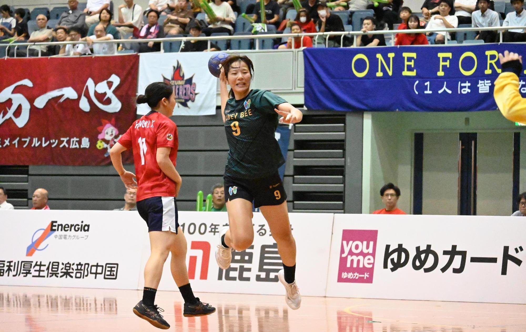 シュートを打つ選手