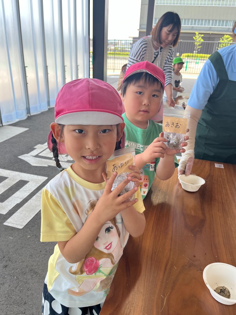 出来上がりを喜ぶ園児