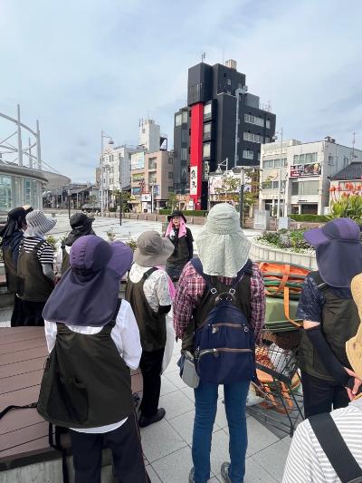 合場先生の説明を聞く花リスタさん