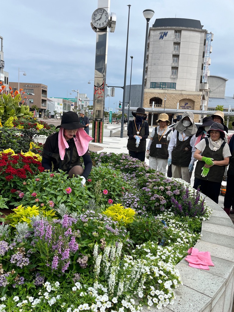 合場先生の説明を聞く花リスタさん