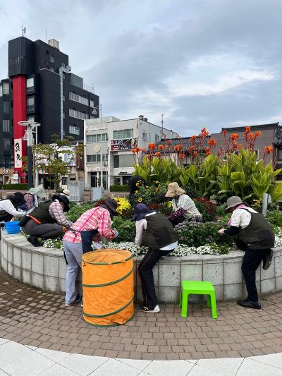 作業をする花リスタさん