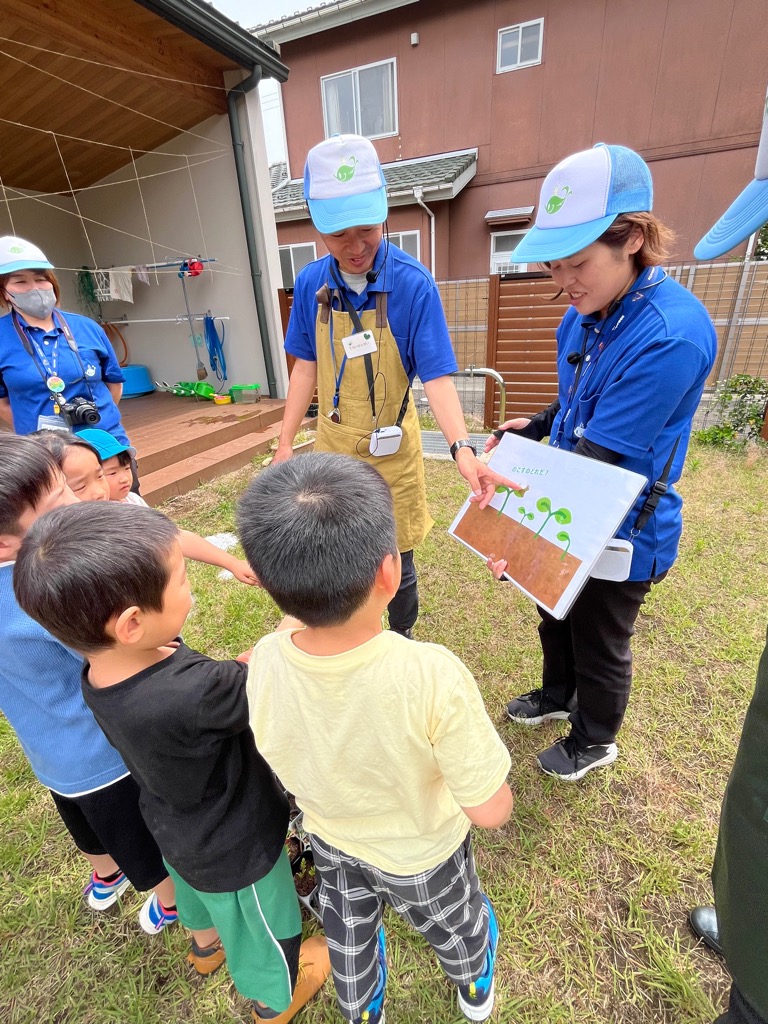 間引きの説明を聞く園児
