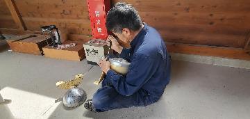 ライトを修理する様子