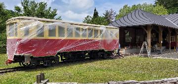 2色に塗られたキハが建屋から出されたところ