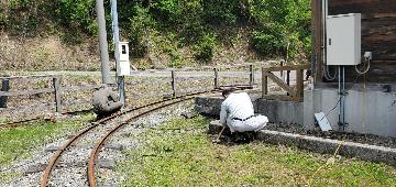 鉱山電車の線路の補修作業