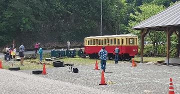 キハ3と走る鉱山電車(トロッコ)