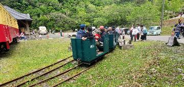 乗り場に戻って行く鉱山電車