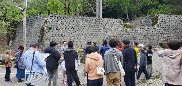 迫力あるカラミの擁壁とカラミ巡り参加者