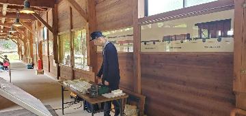 硬券などの記念品頒布の様子