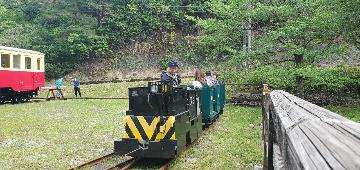 鉱山電車が向かってくる様子