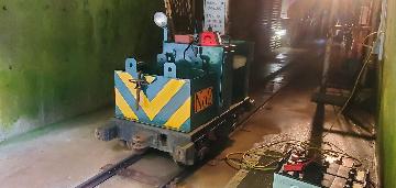 マインロードを走るトロッコのバッテリー機関車