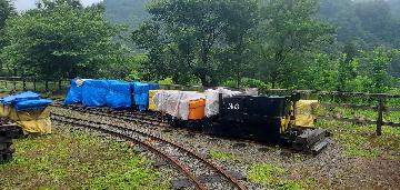 整備を待つ鉱山電車