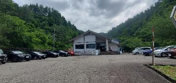 資料館前の駐車場の様子