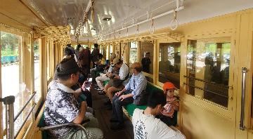 幾人もの乗客が運転席のすぐ後ろに行きました