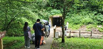 マインロード前でトロッコの順番を待つ乗客