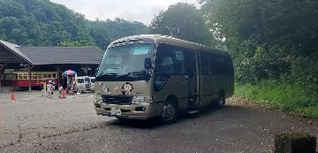 小松駅と尾小屋の会場を結ぶ送迎バス