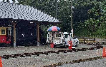 ポッポ汽車展示館の駐車場は、鉱山電車が周回するために線路が敷いてあります
