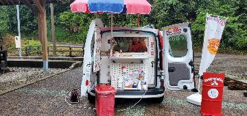 食堂やコンビニエンスストアがないので、キッチンカーが来ています