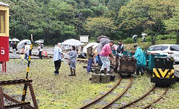 ポッポ汽車展示館の鉱山電車の乗り降りの様子