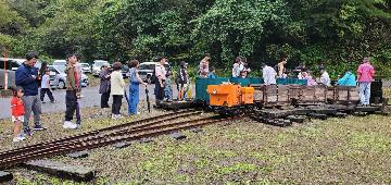 雨が止んだ時間帯、鉱山電車を待つ人の長い列