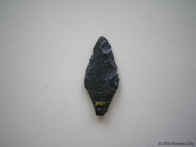 黒色でひし形、上下の先端が尖っている打製石鏃 通番号:638の写真