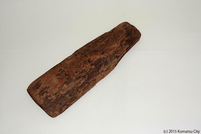 濃い茶色の長方形の平らな木の板で、片方の先がやや細くなっている鍬26の写真