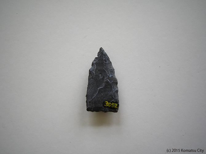 黒で上部の先端が尖っている小さな打製石鏃 通番号:640の写真