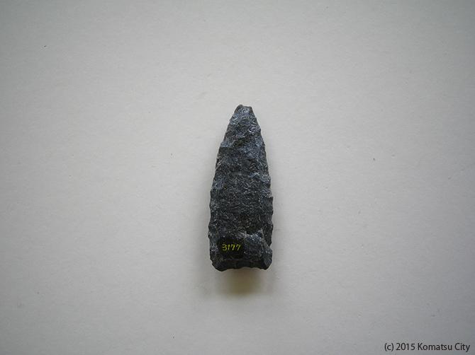 黒で上部の先端が丸みがかった打製石鏃 通番号:636の写真