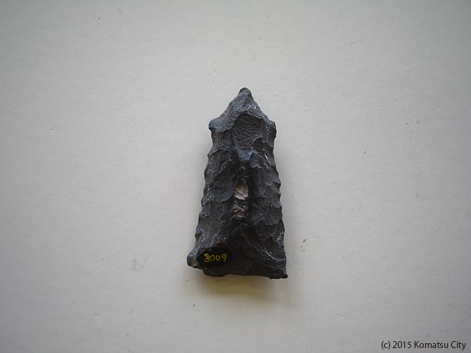 灰色で上部の先端が尖っていて、下が平面になっている打製石鏃 通番号:646の写真