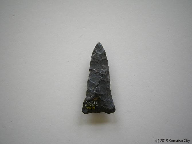 黒で上部の先端が尖っている打製石鏃 通番号:637の写真