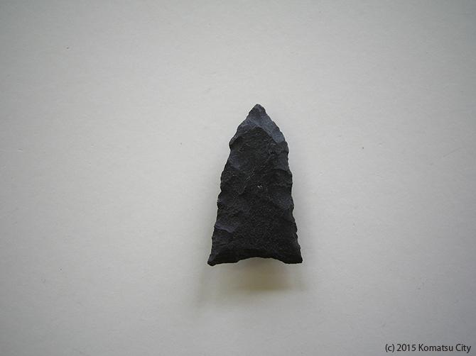 黒で上部の先端が尖っていて、表面が波打っている打製石鏃 通番号:645の写真