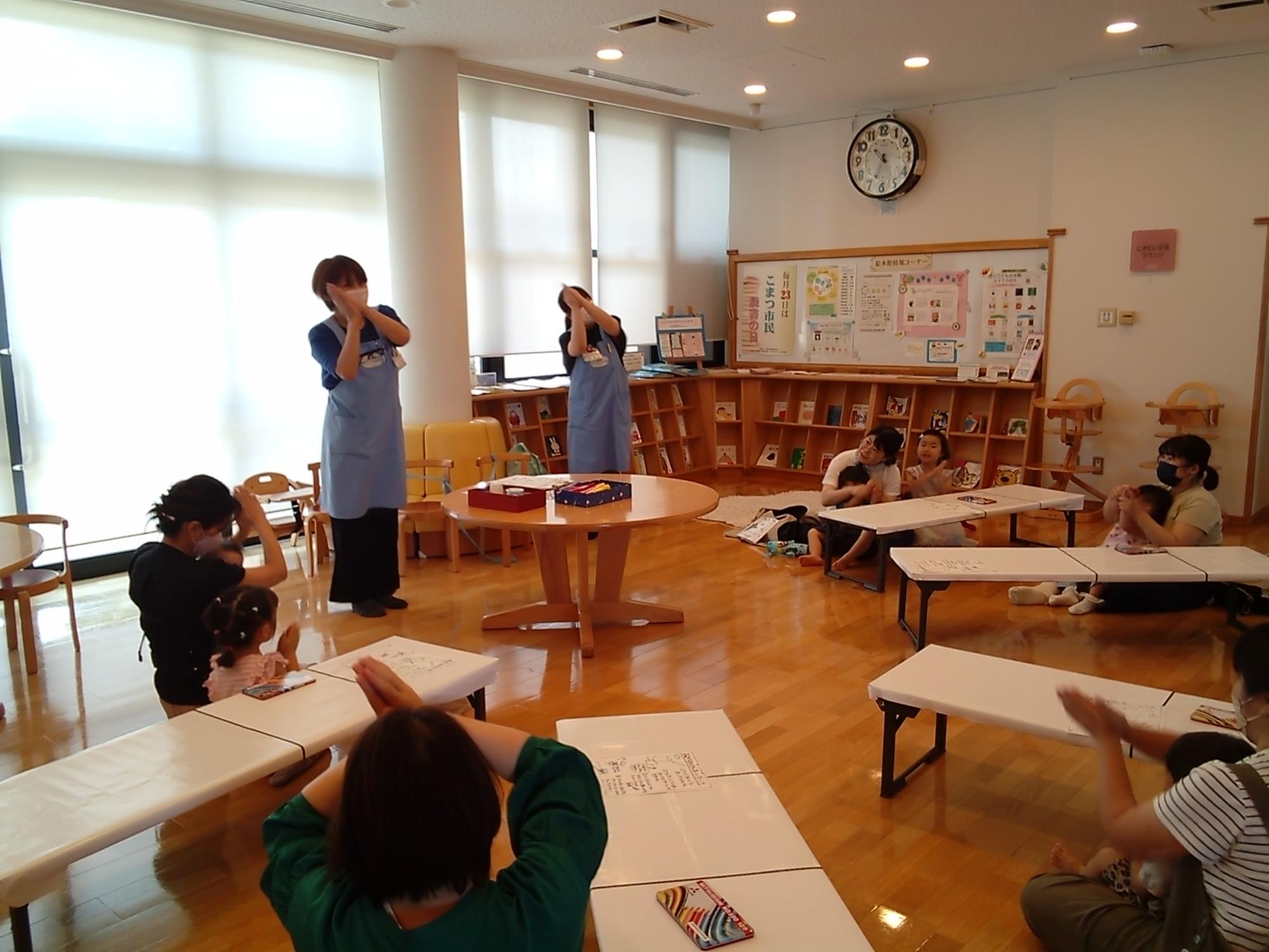 みんなで、手あそび歌を楽しんでいる写真