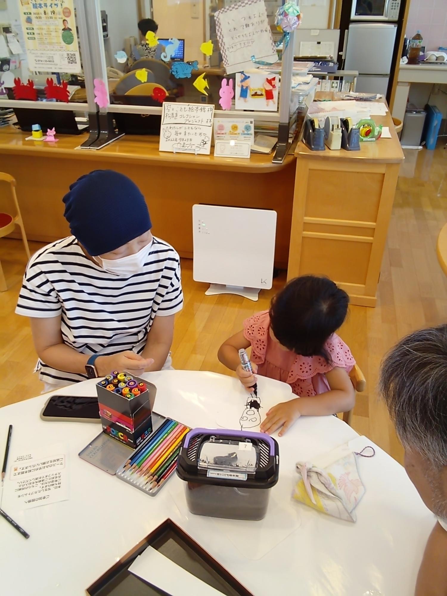 親子で絵を描いている写真