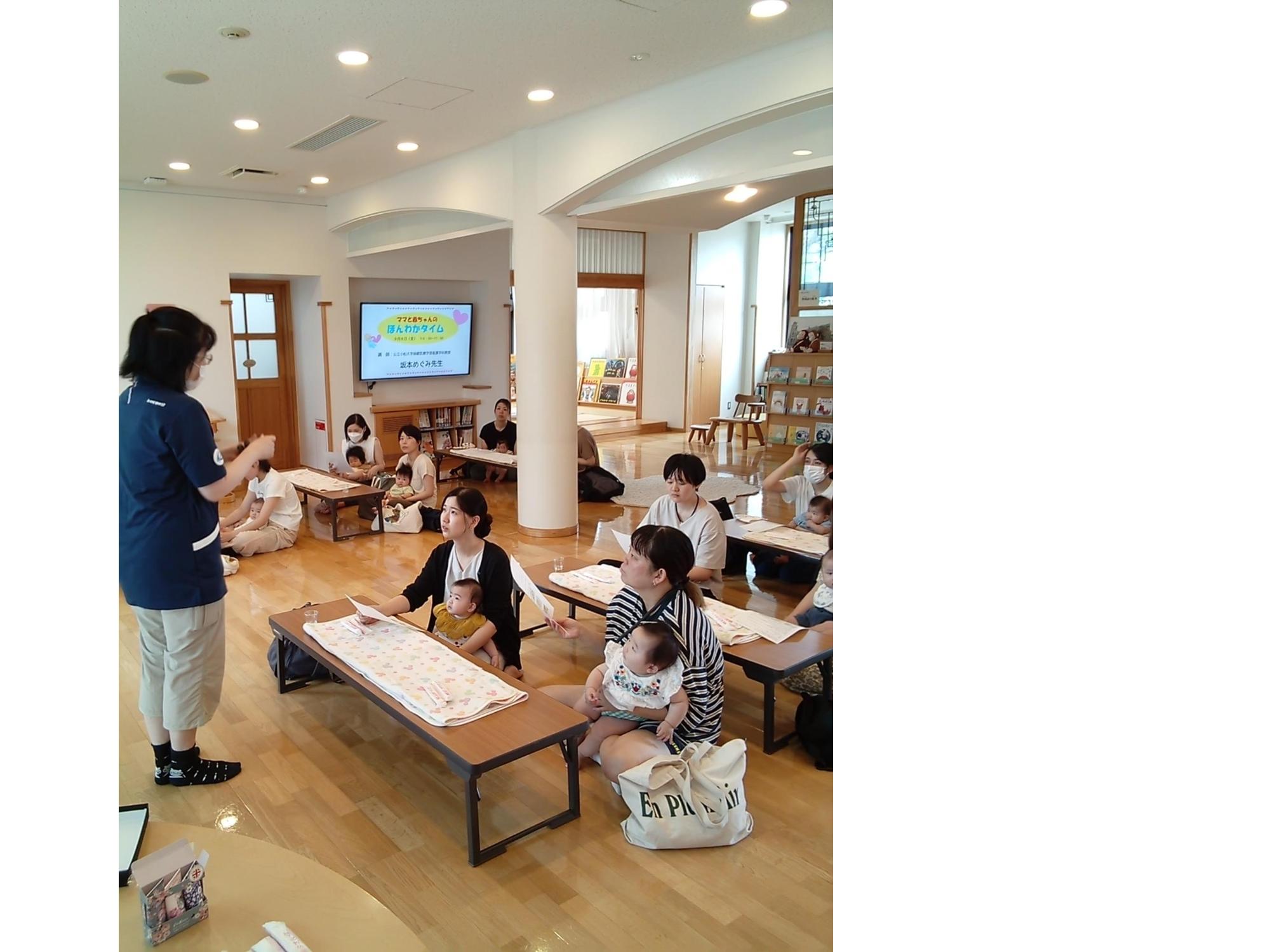 お話をしている坂本めぐみ先生の写真