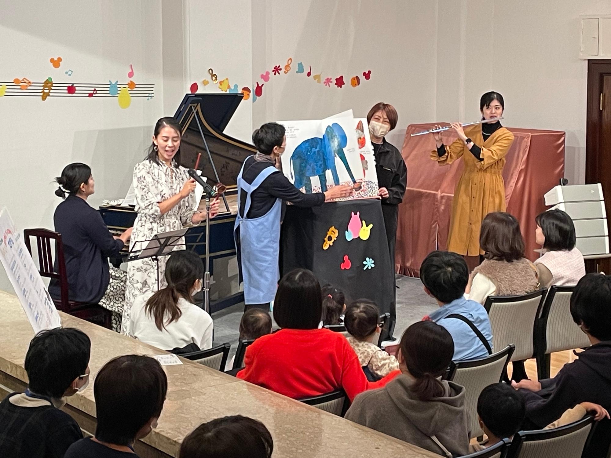 絵本に合わせて歌っている写真