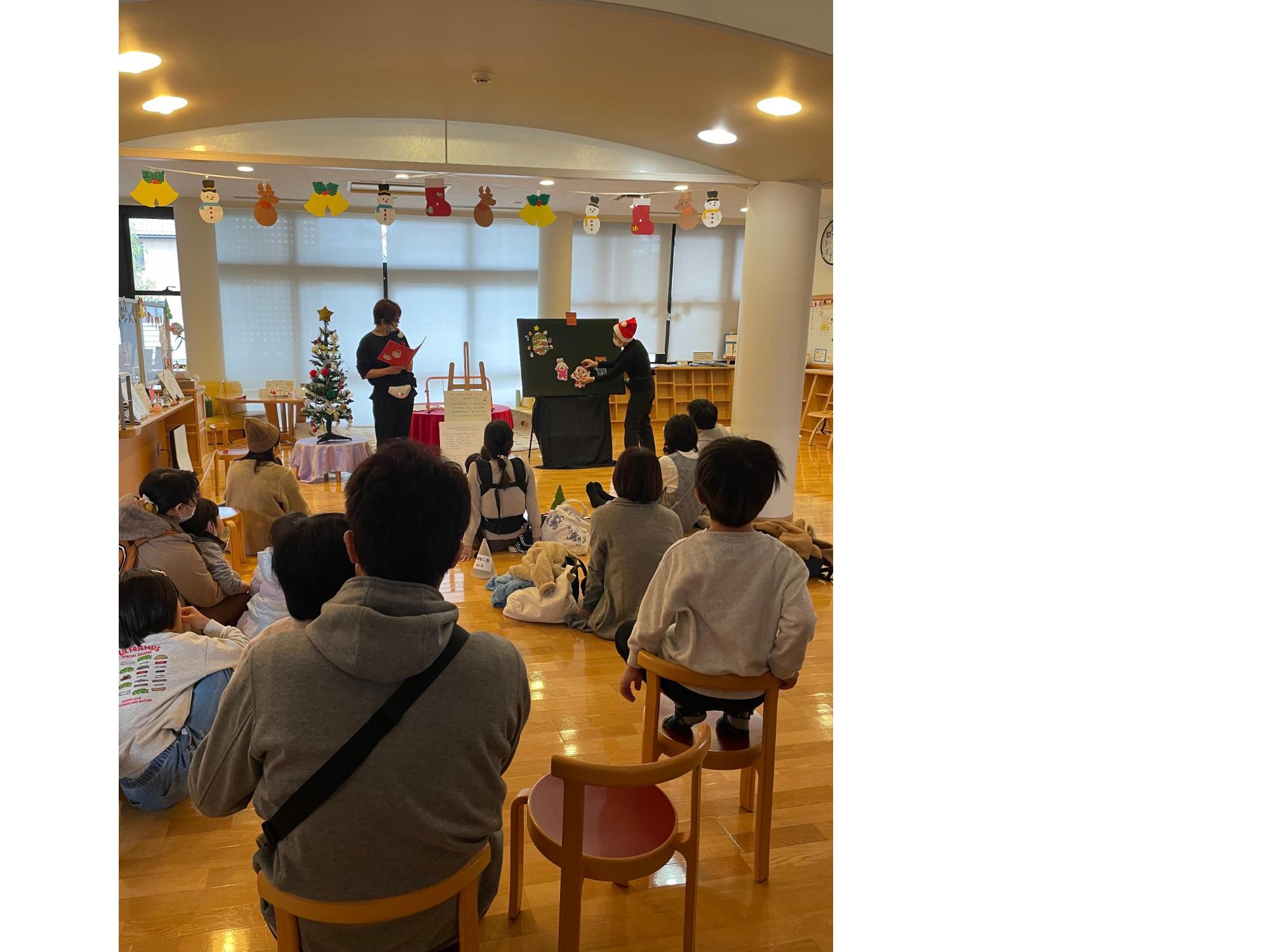 パネルシアターを楽しんでいるみなさんの写真
