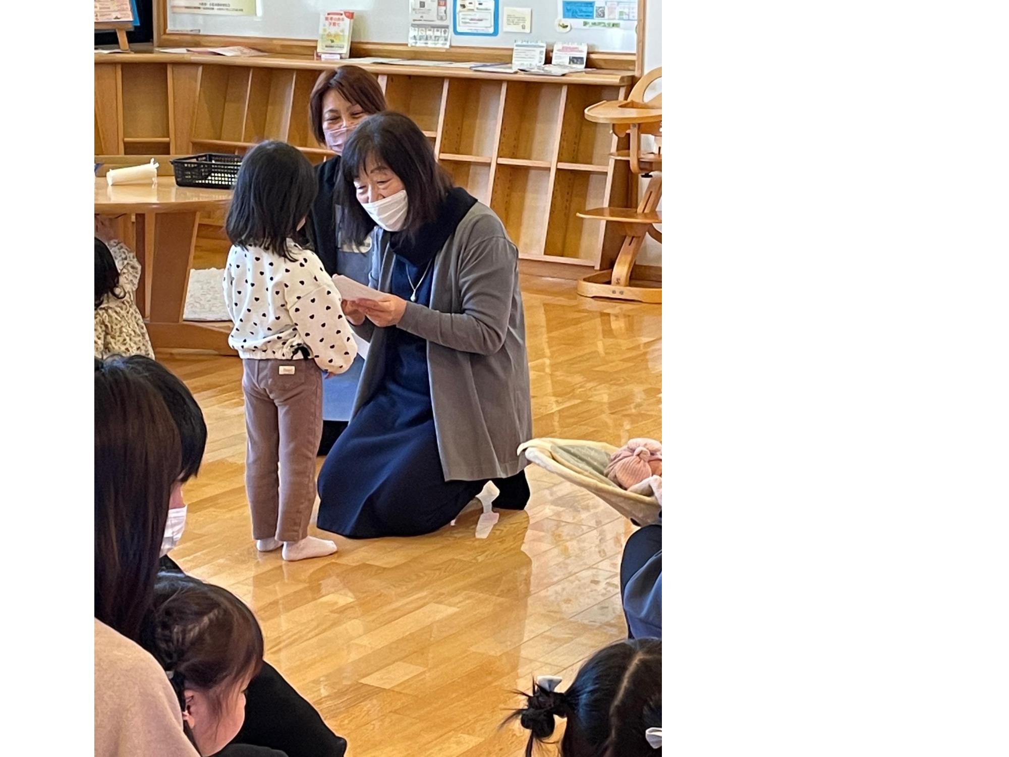館長から表彰状を受け取る女の子の写真