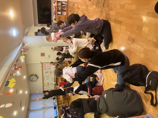 おはなし会を楽しんでいる皆さんの写真