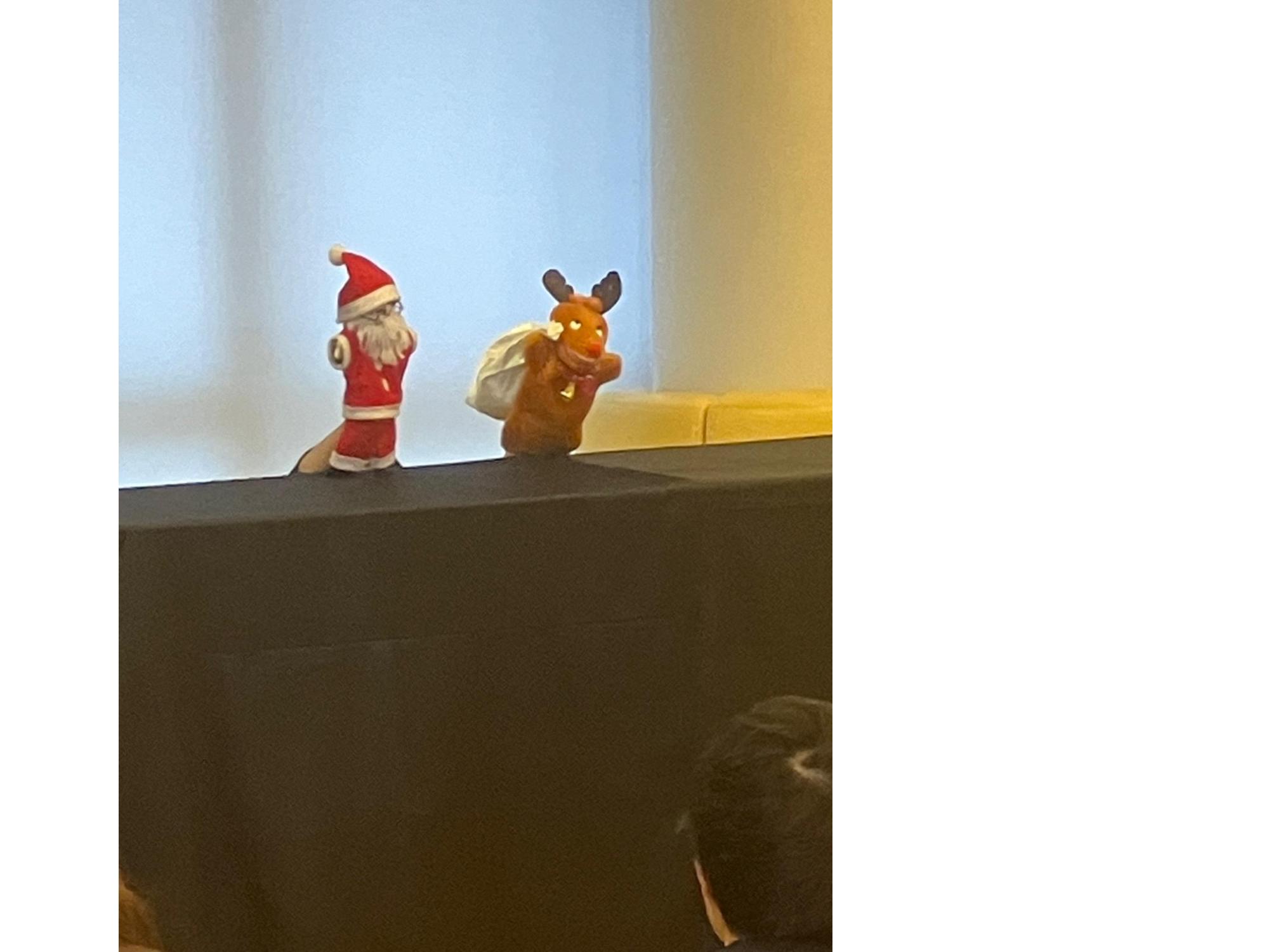 プレゼントを運んできてくれたサンタさんとトナカイの写真