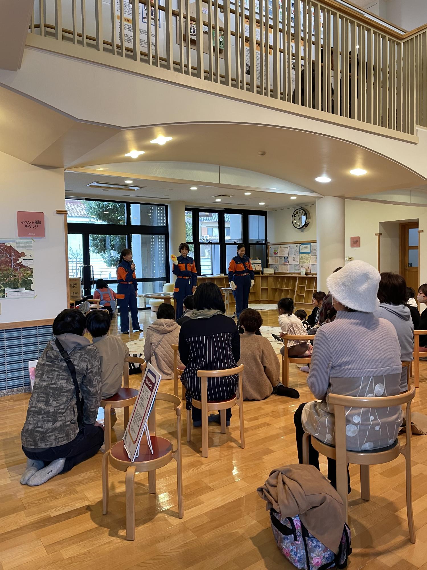 「みんなで防災にチャレンジ!」で、参加者が防災のお話を聞いている画像