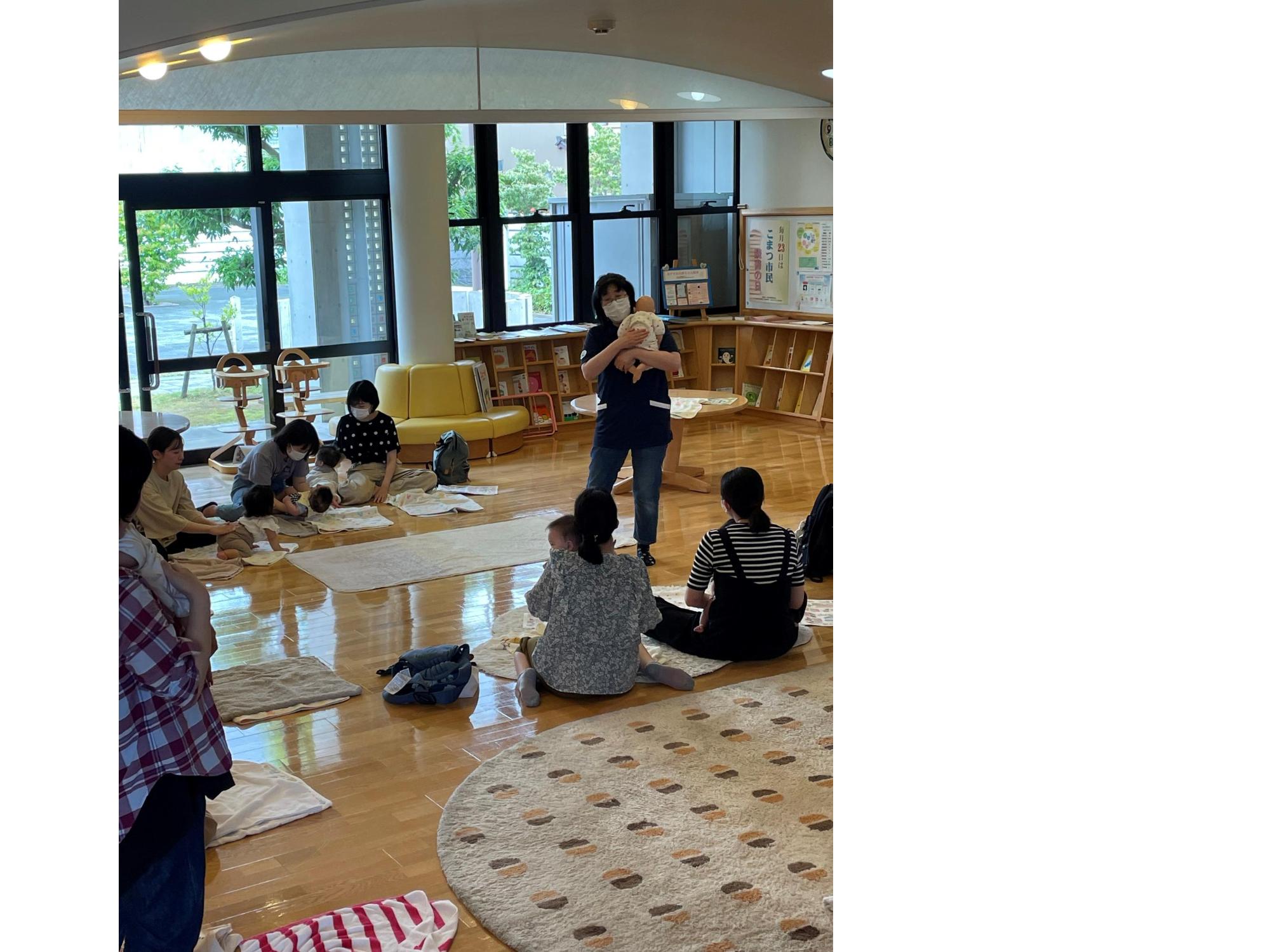 坂本先生が説明をしている写真