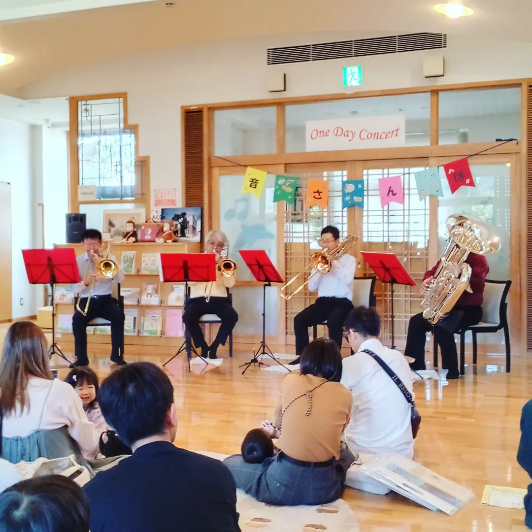 空とこども絵本館で演奏している楽団員の写真