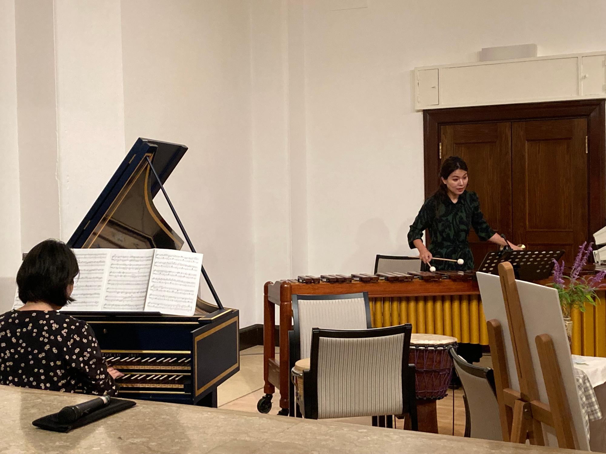チェンバロとマリンバを演奏している画像