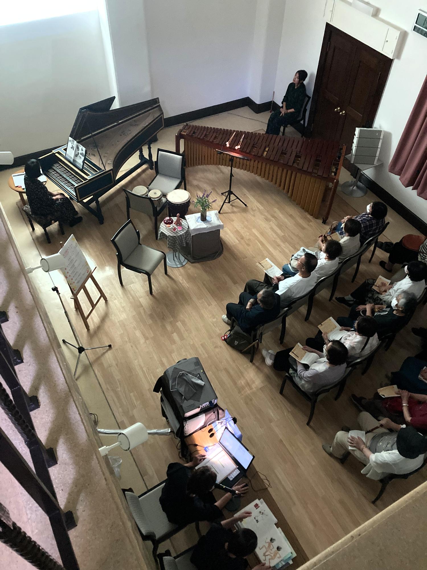 演奏者、読み手の絵本館スタッフ、参加者、会場全体の画像