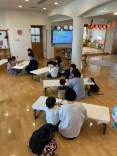 親子で制作している全体の写真