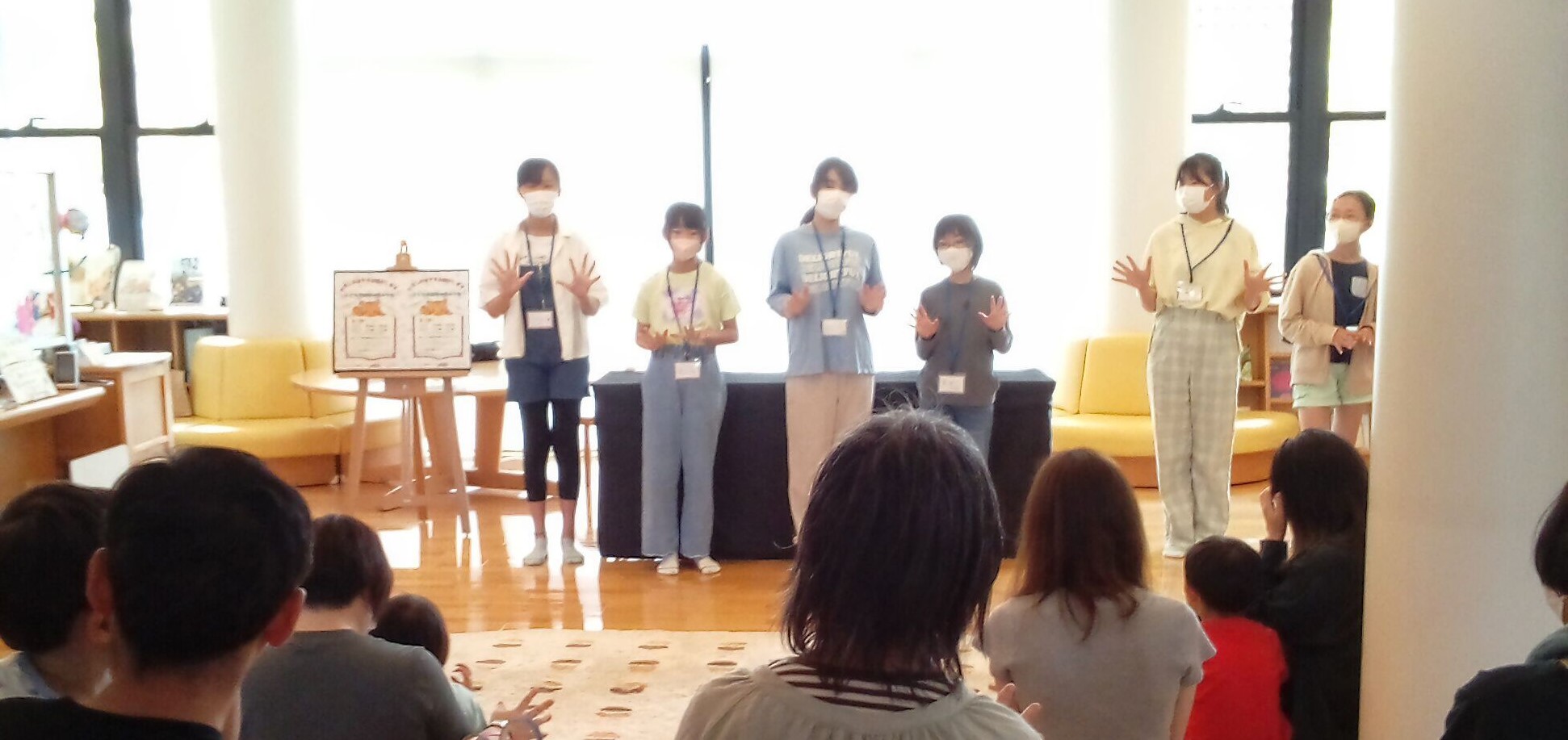 子ども司書クラブの皆さんが手遊びを披露している写真