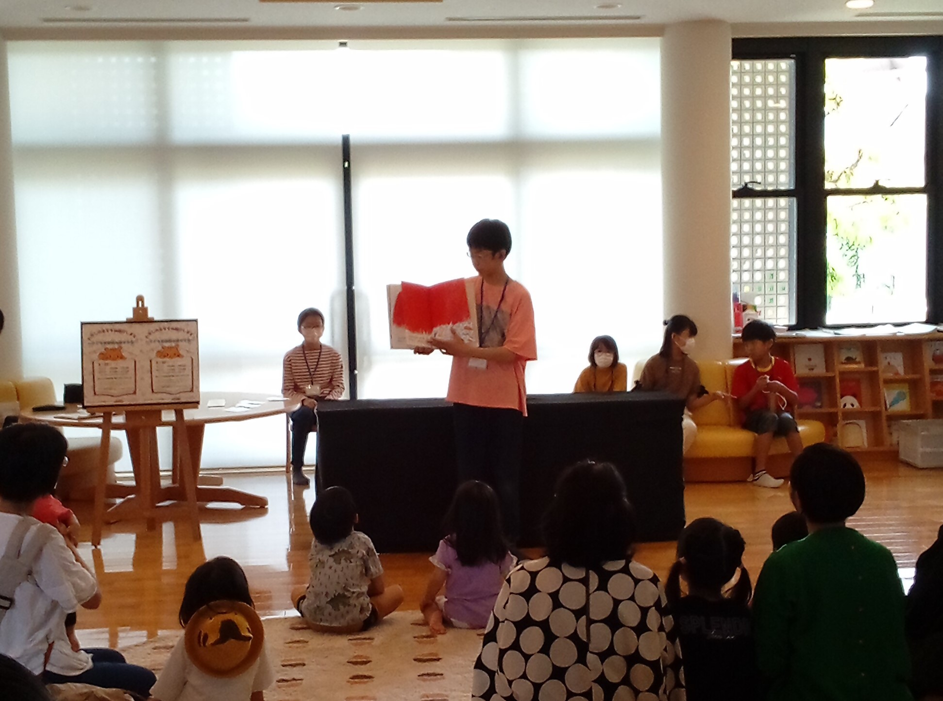 子ども司書クラブのメンバーが絵本を読み聞かせをしている写真