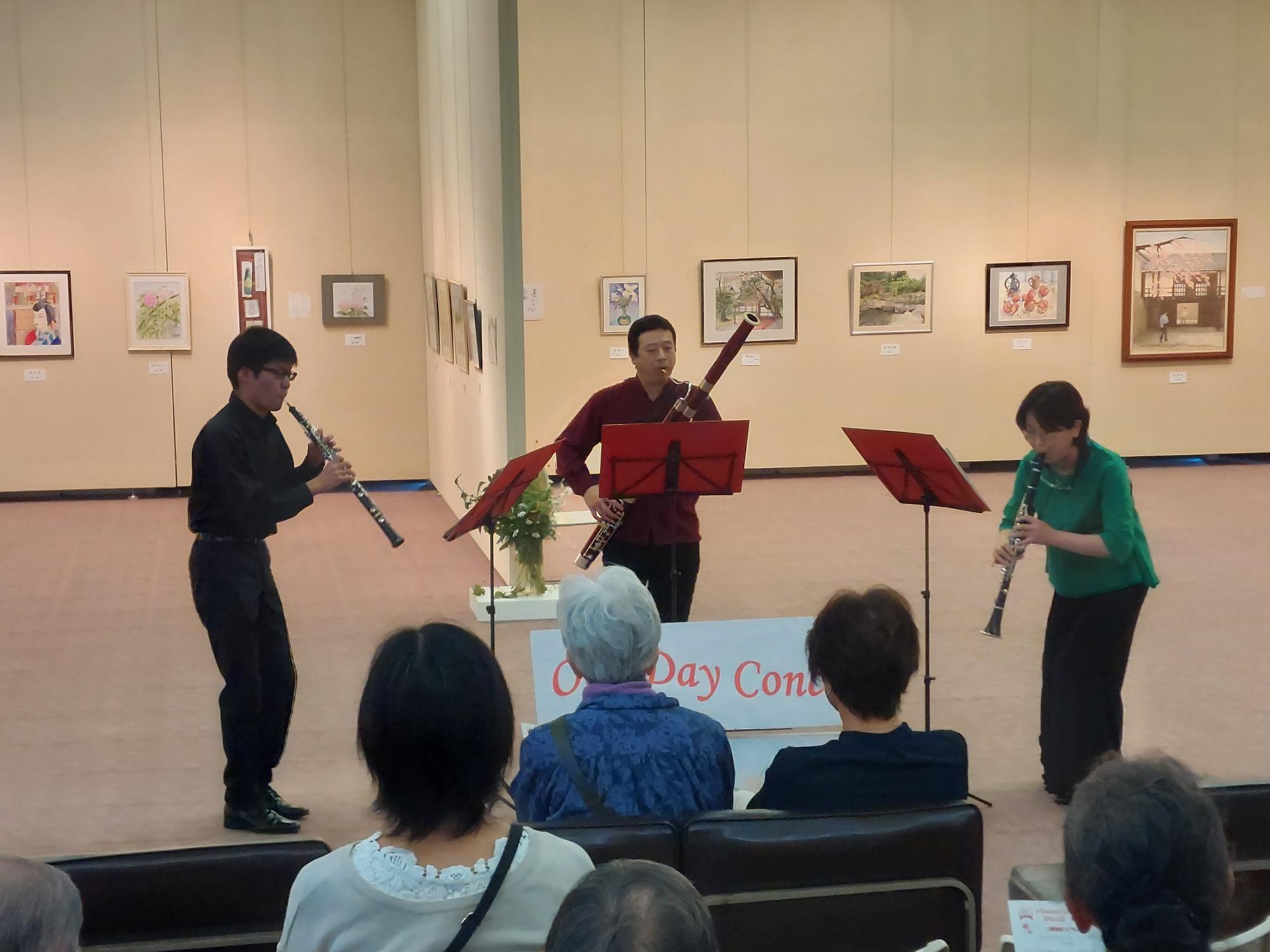 ルフレで演奏している楽団員の写真