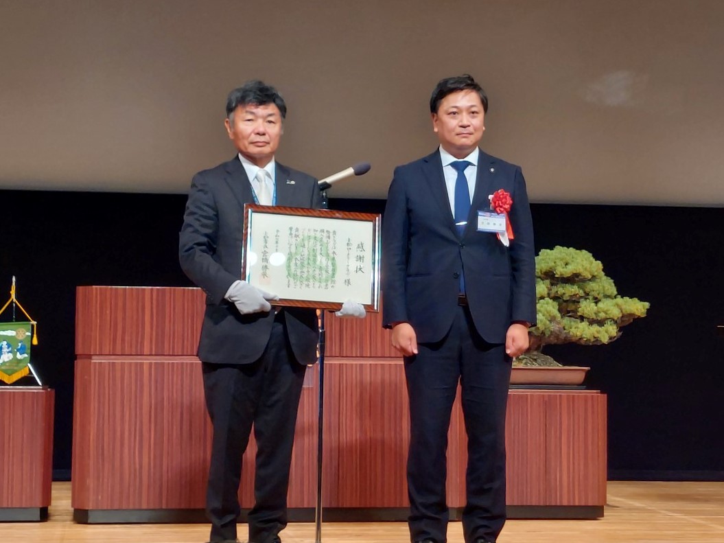 寄附受納及び感謝状贈呈の様子